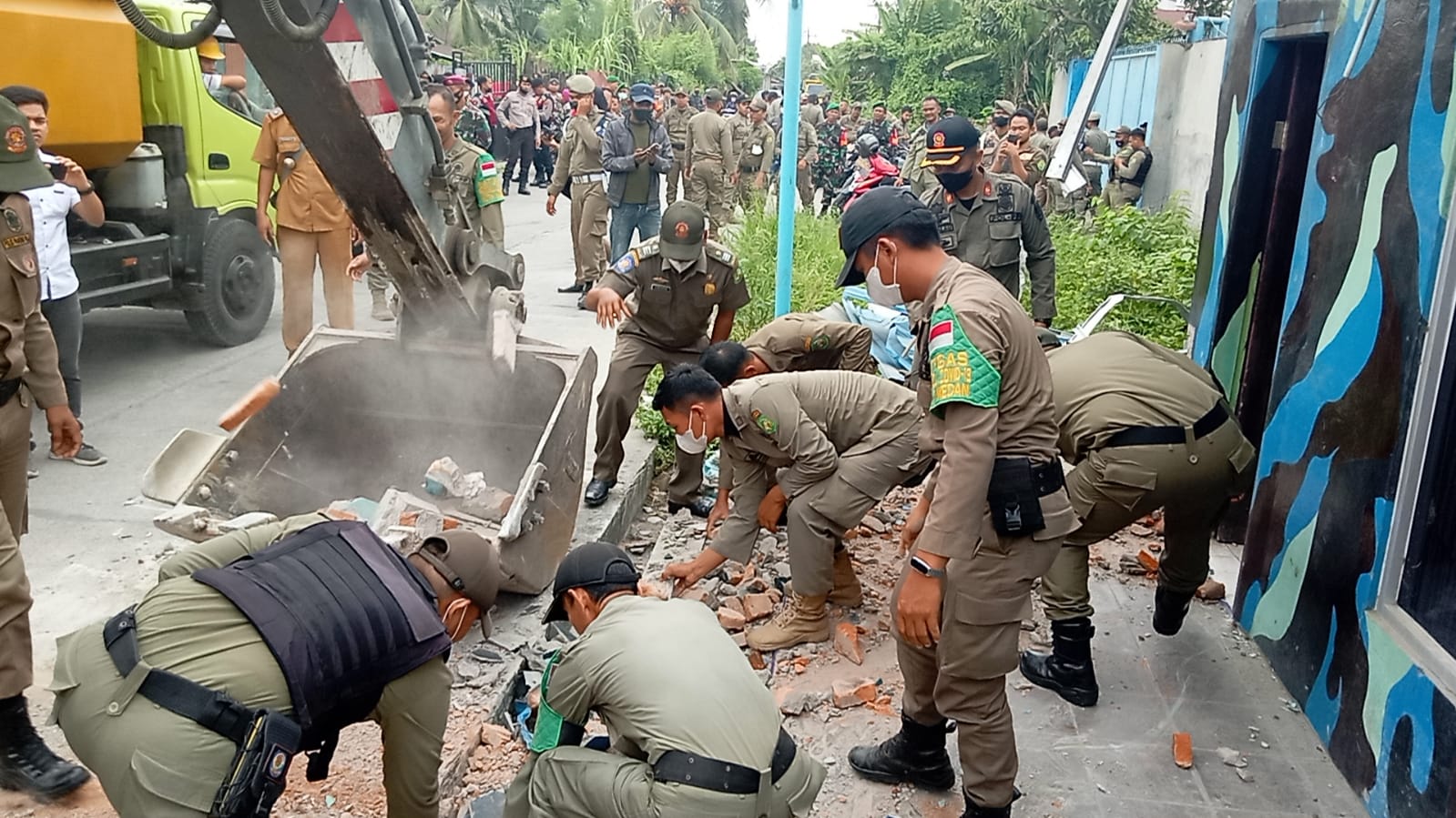 Pembongkaran bangunan diatas jalan /Saluran Drainase /Parit lokasi di Kecamatan Medan Marelan, Satpol PP Kota Medan Membersihkan Bangunan Liar